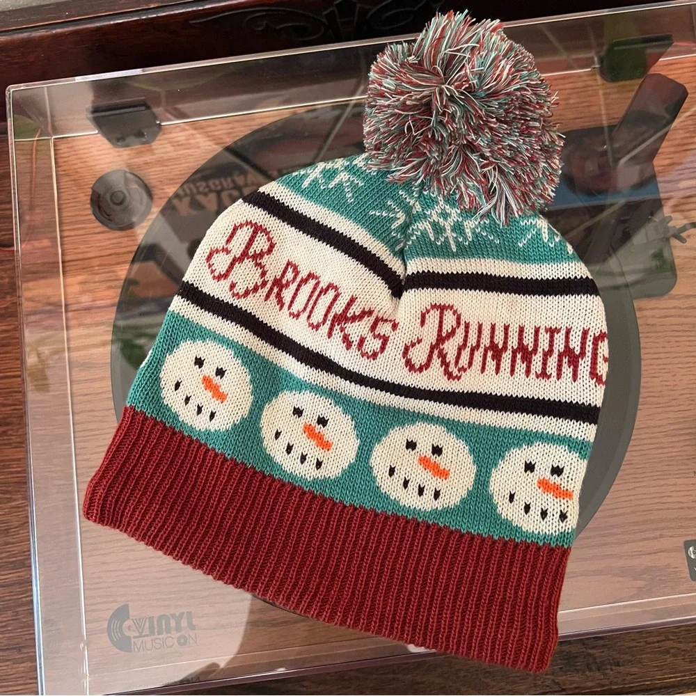 ☃️ Brooks Running Heritage Pom Beanie, Winter Hat, Brooks, NWT - Picture 2 of 8